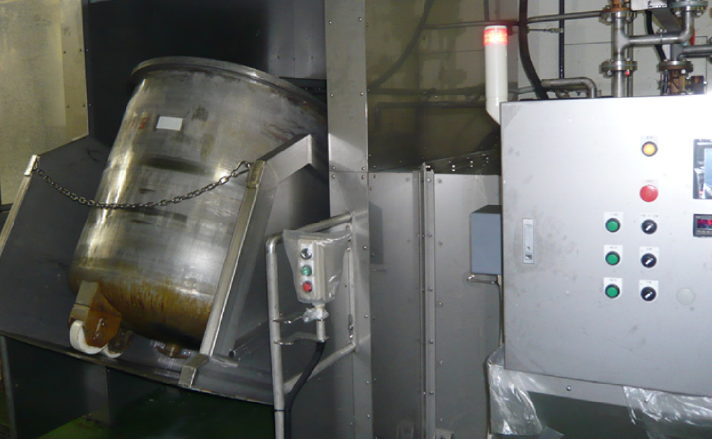 タンブラータンク高圧洗浄装置（処理量15台/時間）